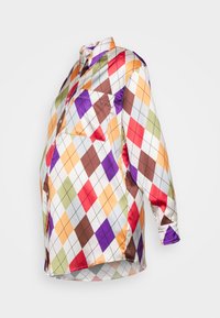 Camisa xadrez multicolorida com design de botões, mangas longas e um bolso frontal. As cores incluem vermelho, laranja, roxo, verde e castanho.