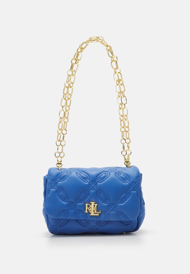 Sac à main en cuir bleu avec un design matelassé, chaîne dorée et quincaillerie logo. Présente une forme rectangulaire et une texture lisse.