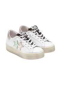 Sneakers bianchi con accenti beige, dotati di applicazioni a stella verdi e rosa, lacci con stampa leopardata e una suola platform testurizzata.