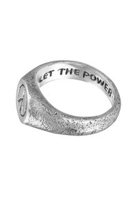 Silverring med en strukturerad yta och en baskettboll-logotyp på sidan. Inuti finns en engraving med texten "Låt kraften vara med dig."