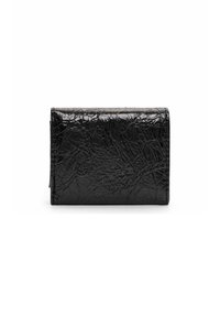 Czarny portfel wykonany z materiału o teksturowanej powierzchni z marszczonym wykończeniem. Prostokątny kształt, smukły design, bez widocznych elementów metalowych czy ozdób.