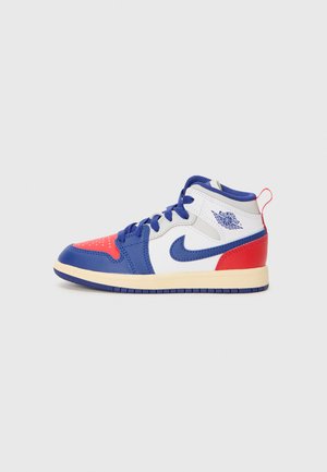 Hoge sneakers in blauw, rood en wit leer. Beschikt over een geperforeerde neus, getextureerde accenten en een logo op de zijkant en hiel.