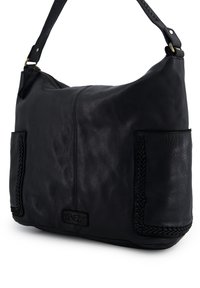 Černá kožená kabelka s zakřiveným tvarem, pletené detaily na kapsách a pevný ramenní popruh. Disponuje zipovým uzávěrem.