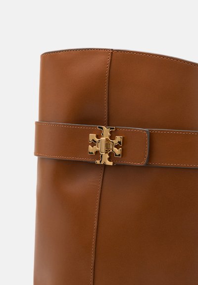 Tory Burch LOCK RIDING BOOT - Bottes - sierra cognac