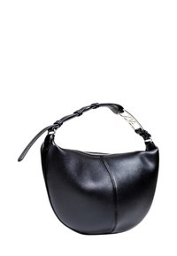 Bolso de mano de cuero negro con forma curva, cierre de cremallera y asa de cadena con detalles plateados. Textura suave con costuras decorativas.