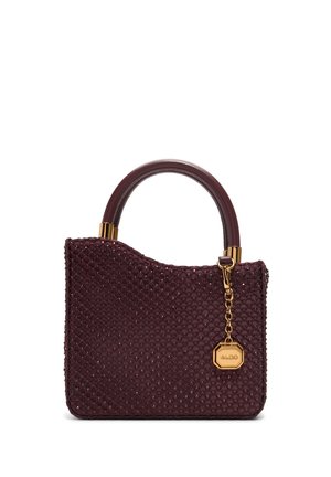 Sac à main texturé violet foncé avec poignée arrondie et breloque en chaîne dorée attachée à la poignée sur fond blanc.