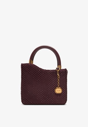 Sac à main texturé violet foncé avec poignée arrondie et breloque en chaîne dorée attachée à la poignée sur fond blanc.