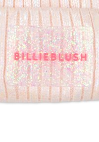 Rosa strikket stoff med ribbet tekstur. Har en skinnende, holografisk lapp med teksten "BILLIEBLUSH" i rosa. Designet er mykt og fargerikt.