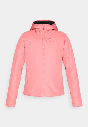 Kerge roosa jope kapuutsiga, tõmblukuga ees ja pikkade varrukatega; omab siledat tekstuuri ja peeneid õmbluse detaile.