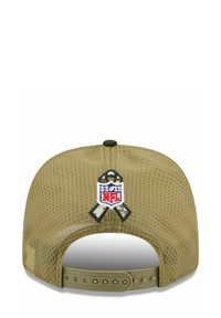 Casquette vert olive avec un dos en maille, emblème de la NFL et design de ruban. La sangle réglable est en plastique avec plusieurs trous de taille.