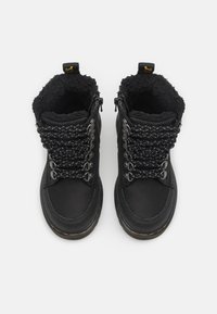 Botine negre până la gleznă, cu căptușeală moale și texturată. Dispune de șireturi împletite, ochiuri metalice și o țeavă durabilă. Fermuar pe lateral pentru o îmbrăcare ușoară.