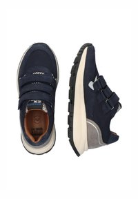 Navyblauwe sneakers met mesh-stof en suède accenten, voorzien van twee verstelbare klittenbandsluitingen en een gevoerde beige zool.