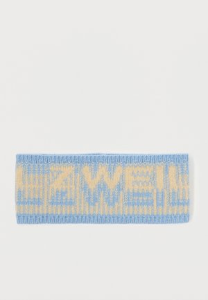 Pletena pangica v svetlo modri in bež barvi. Ima ponavljajoč se vzorec besedila. Mehka tekstura z rebrastimi robovi. Mere približno 10 cm v višino.