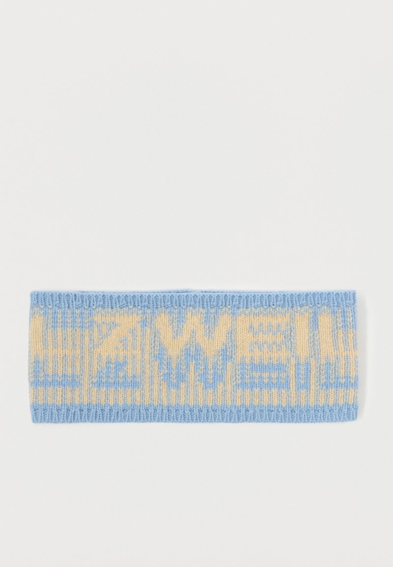 Fita para a cabeça em azul claro e bege. Apresenta um padrão de texto repetido. Textura suave com bordas caneladas. Mede aproximadamente 10 cm de altura.