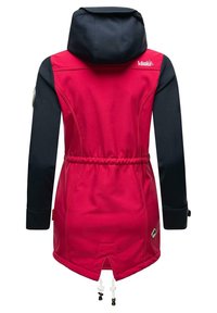 Chaqueta impermeable roja y azul marino con cintura ajustable, capucha, mangas largas y una ventilación central en la parte inferior para facilitar la transpiración.