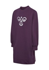 Lila sweatshirtklänning med långa ärmar, rund halsringning och sidoklyftor. Har en silverfärgad grafisk design på framsidan.