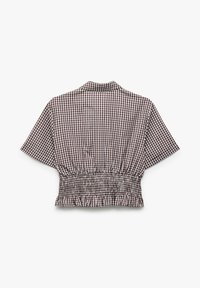 Blusa de manga corta a cuadros en marrón y blanco, con cintura fruncida y collar, diseño corto y tejido ligero.