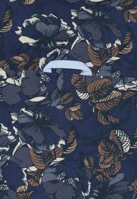 Bloemstof met een marineblauwe achtergrond Kenmerkt grote bloemen in donkergrijs, crème en bruin, met gedetailleerde bladeren en een klein blauw accent.