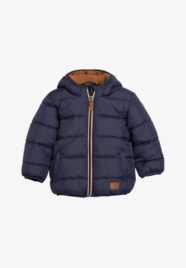 Doudoune marine avec capuche, doublure beige, design matelassé, et une fermeture éclair frontale ornée d'accents en cuir marron. Deux poches latérales incluses.