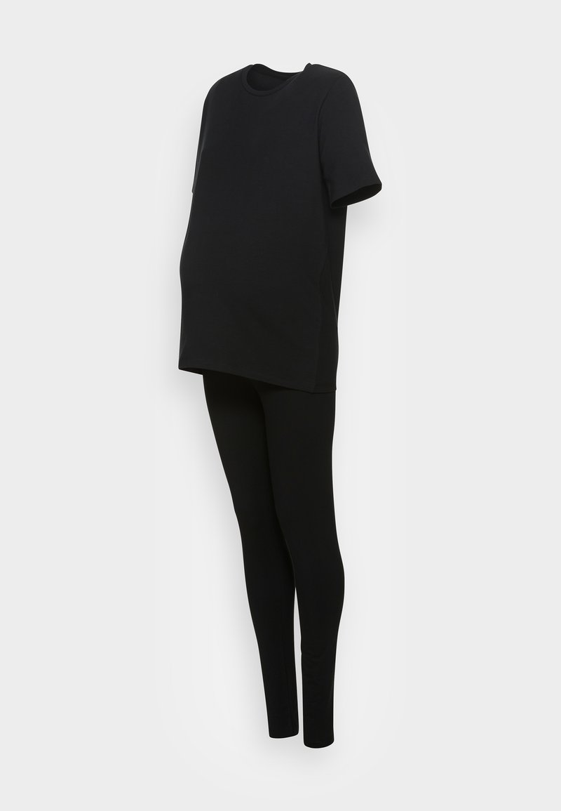 Schwarzes Maternity-T-Shirt und Leggings-Set, aus weichem Stoff. Das T-Shirt hat eine lockere Passform, und die Leggings sind figurbetont.