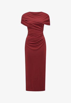 Syvänpunainen lattiaan ulottuva iltapuku, jossa on yksiolkaiminen malli ja rypytettyä kangasta rinnan ja vyötärön kohdalla.