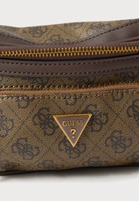 Barna mintás Guess neszeszer arany színű cipzárral. Háromszög alakú logóval és sima, texturált felülettel rendelkezik. Kis kiegészítők tárolására alkalmas.