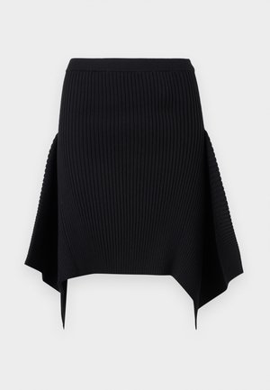 Schwarzer, gerippter Strickrock mit asymmetrischem Zipfel-Saum und tailliertem Bund vor einem schlichten weißen Hintergrund.