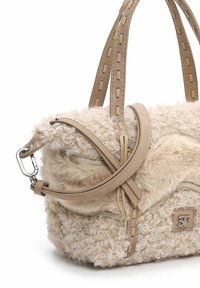 Šviesiai rudos faux kailio rankinė su išlenktu dizainu, odinėmis detalėmis, nuimamu dirželiu ir kontrastingomis tekstūromis. Matomi sidabro spalvos aksesuarai.