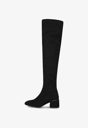 Schwarze kniehohe Stiefel mit Blockabsatz, spitzer Zehenform und glatter Stofftextur, seitlich auf weißem Hintergrund dargestellt.