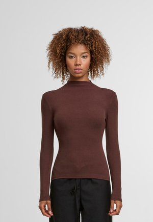 Brun langærmet top lavet af blødt stof, med høj halsudskæring og en tætsiddende silhuet. Den har en glat overflade uden mønstre eller accenter.