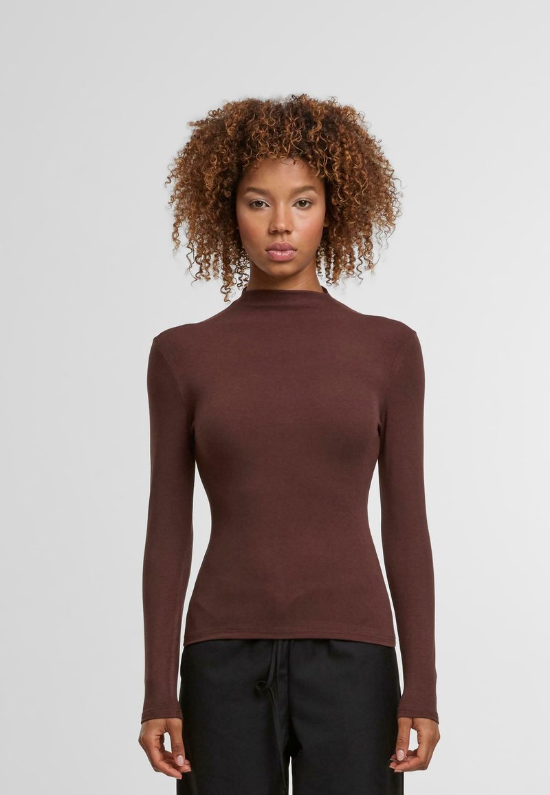 Braunes Langarmshirt aus weichem Stoff, mit hohem Kragen und taillierter Silhouette. Es hat eine glatte Textur ohne Muster oder Akzente.