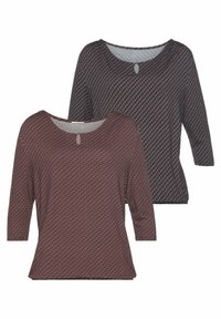 Zwei Dreiviertelarm-Oberteile, eines in Maroon mit einem geometrischen Muster und eines in Schwarz mit einem ähnlichen Design, beide mit einem runden Ausschnitt und einem Schlüssellochdetail.