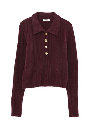 Suéter de punto color burdeos con cuello con solapa, que presenta cuatro botones decorativos: una flor, un corazón y una mariposa. Textura suave y ajuste cropped.