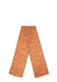 Bufanda naranja con un patrón de puntos dispersos en tonos de rojo y marrón. Tejido ligero con bordes deshilachados. Forma rectangular.