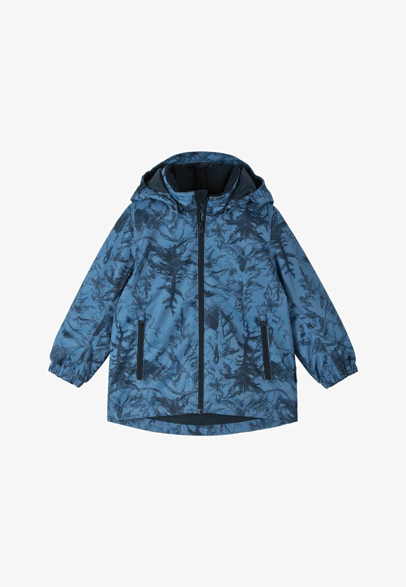 Niebieska wodoodporna kurtka z czarnym wzorem w drzewa, z kapturem, zapinana na zamek z przodu, z elastycznymi mankietami i kieszeniami po bokach. Gładka tekstura i swobodny krój.