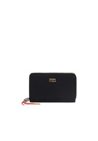 Cartera de nylon negra con logo dorado, cierre de cremallera y borlas coloridas. Textura suave, forma rectangular, con un diseño elegante.