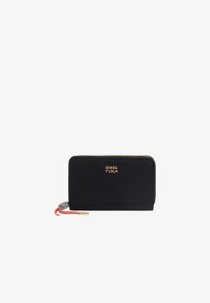 Cartera de nylon negra con logo dorado, cierre de cremallera y borlas coloridas. Textura suave, forma rectangular, con un diseño elegante.