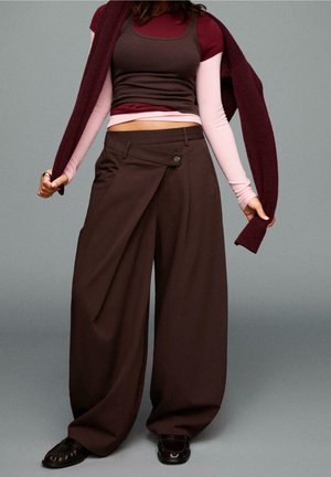 Bershka, Pantalon classique - dark brown