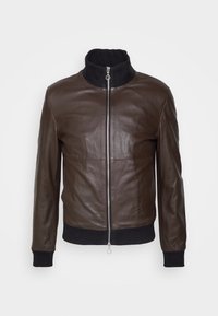 Brun læderbomberjakke med lynlåslukning, sort ribbet hals og manchetter. Har en glat tekstur og skræddersyet pasform.