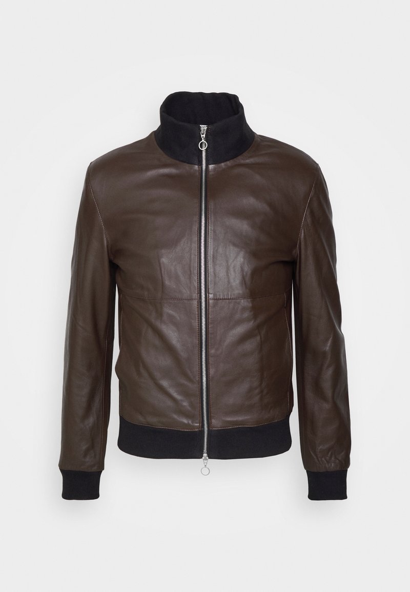 Brun læderbomberjakke med lynlåslukning, sort ribbet hals og manchetter. Har en glat tekstur og skræddersyet pasform.