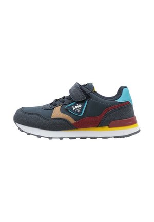 Zapatilla textil gris con una correa de Velcro, que presenta acentos en marrón, rojo y verde azulado, y una suela blanca con detalles en amarillo.