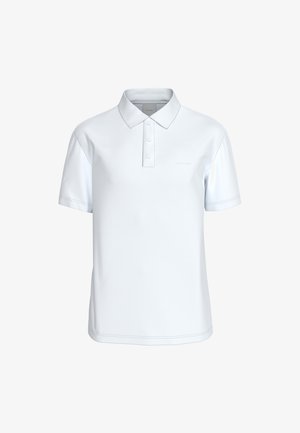 Polo blanc à manches courtes avec trois boutons et un col pointu, arborant un logo subtil Calvin Klein sur le côté gauche de la poitrine.