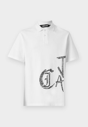Polo bianco in cotone con colletto strutturato. Presenta una grande grafica testuale nera sulla parte anteriore. Taglio semplice e classico.