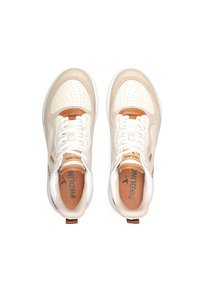 Une paire de baskets beiges et blanches avec un orteil perforé, des lacets blancs et des accents marron, vue du dessus sur un fond blanc.