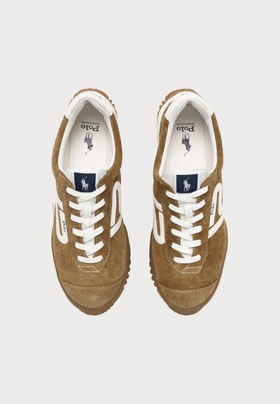 Paire de baskets en daim marron avec des lacets et des bordures blancs, marque Polo Ralph Lauren visible sur la languette et le côté, vue du dessus.