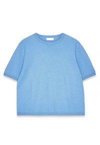 Gaiši zils īsajām piedurknēm adīts krekls ar apaļu kakla izgriezumu. Gluda tekstūra, taisna piegriezuma, un ribotās malas pie piedurknēm un apakšmalas. Nav redzamu logo.