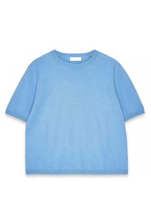 Haut tricot à manches courtes bleu clair avec un col rond. Texture lisse, coupe droite et bords côtelés aux manches et à l'ourlet. Pas de logos visibles.