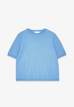 Svetlo modra kratka pletena majica s okroglim izrezom. Gladka tekstura, ravna kroja in rebrasti robovi na rokavih ter hemu. Brez vidnih logotipov.