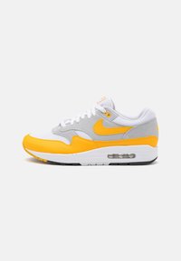 Nike Sportswear AIR MAX 1 - Sneakers low - white/university gold