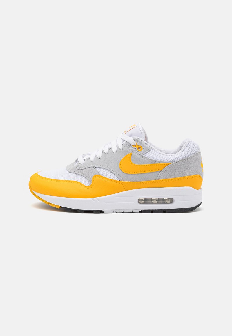Nike Sportswear AIR MAX 1 - Sneakers low - white/university gold